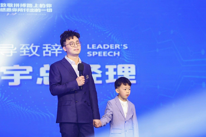 開場(chǎng)視頻-《拼搏與愛(ài)》